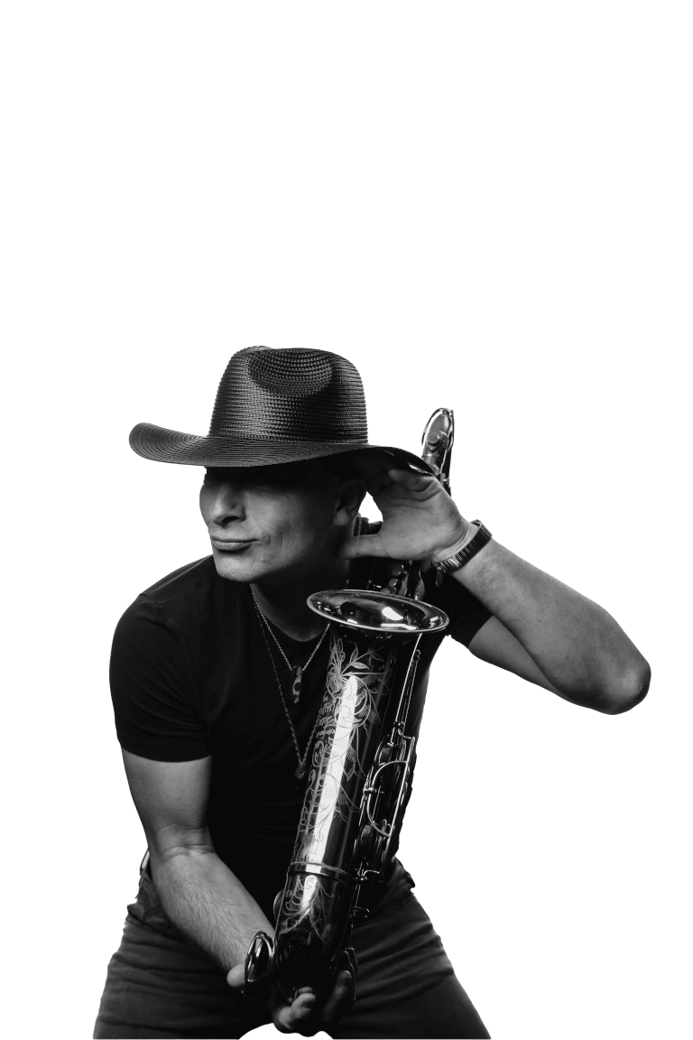 Porträt des Jazz Musikers Chris Stroppa mit Saxophon